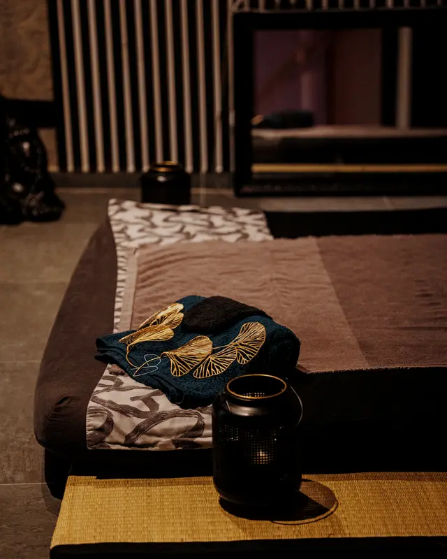 Cabine sous les toits, futon sur tatami et linge plié