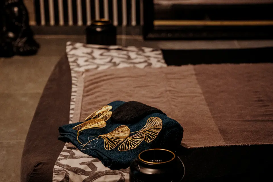 Cabine de massage sous les toits, futon sur tatami et linge plié
